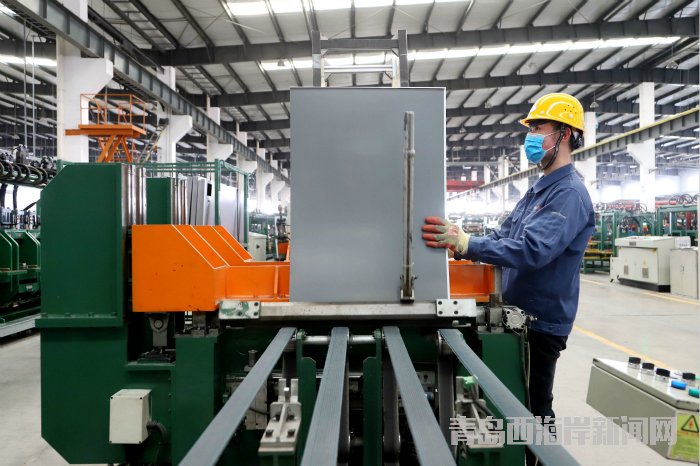青島海容商用冷鏈股份有限公司車(chē)間工人在生產(chǎn)線上作業(yè)（王培珂攝）_meitu_14.jpg