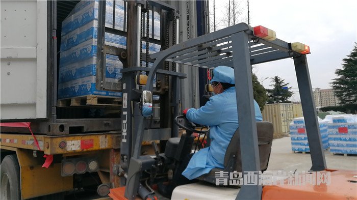 首批包裝直飲水裝車(chē)發(fā)運(yùn)。孫啟攝4.jpg