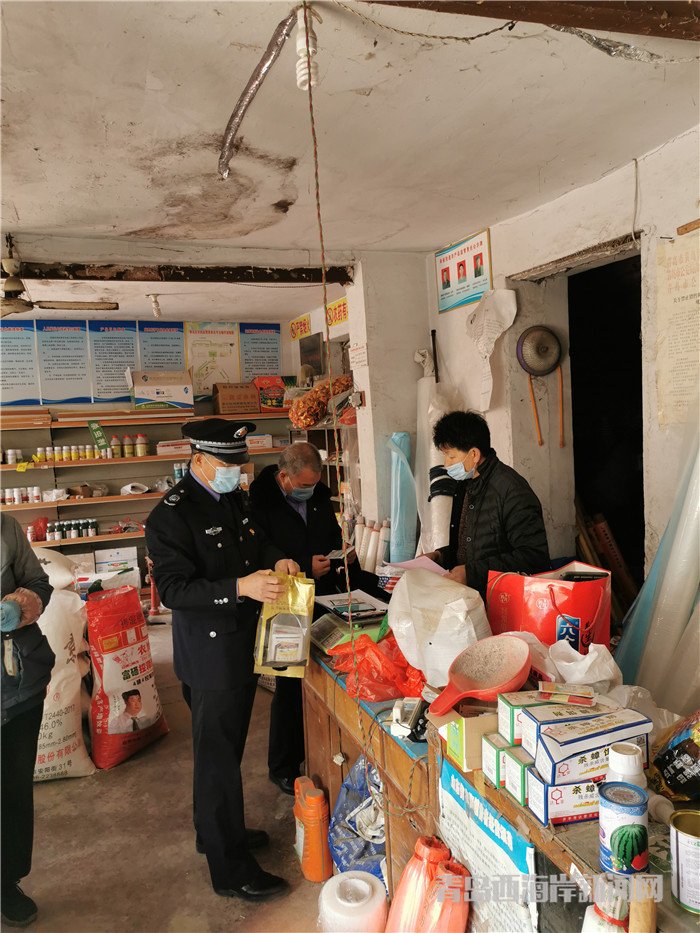 圖1為西海岸新區(qū)農(nóng)業(yè)綜合行政執(zhí)法大隊(duì)執(zhí)法人員在辛安街道農(nóng)藥店檢查。.jpg